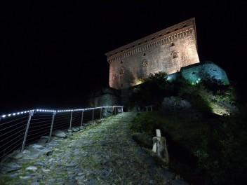 castello-verres-esterna-notte